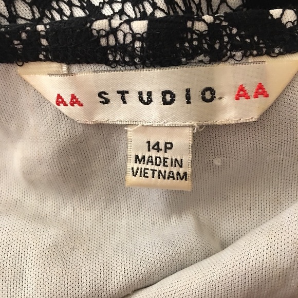 Lace surplice front dress - Picture 5 of 5